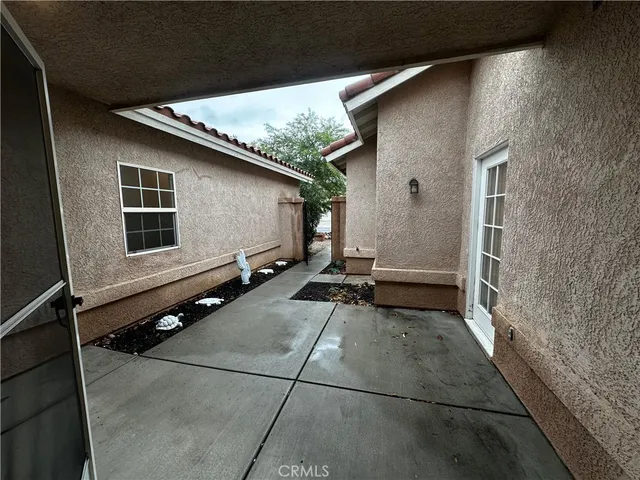 a view of a house with backyard