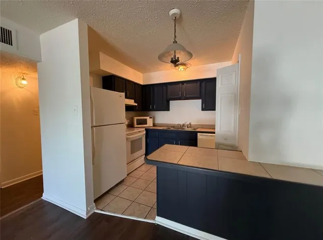 $1,150 | 812 Martin Behrman Avenue, Unit P, Metairie, LA 70005