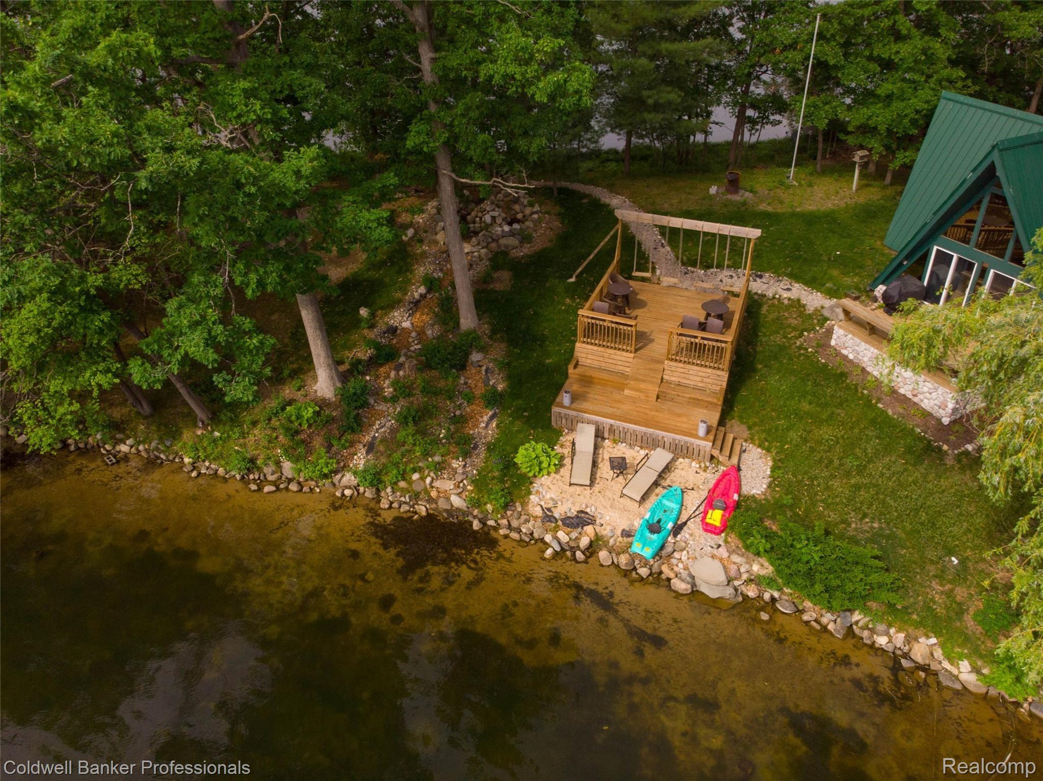 9943 Norman Road Clarkston, MI 48348 - Photo 2 of 45 Side Island.jpg