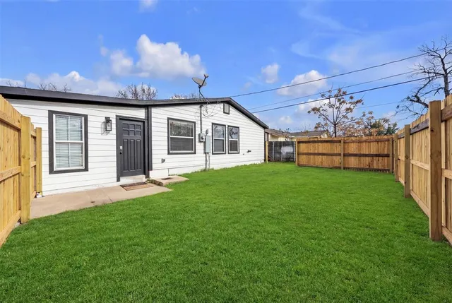 a view of a house with a backyard