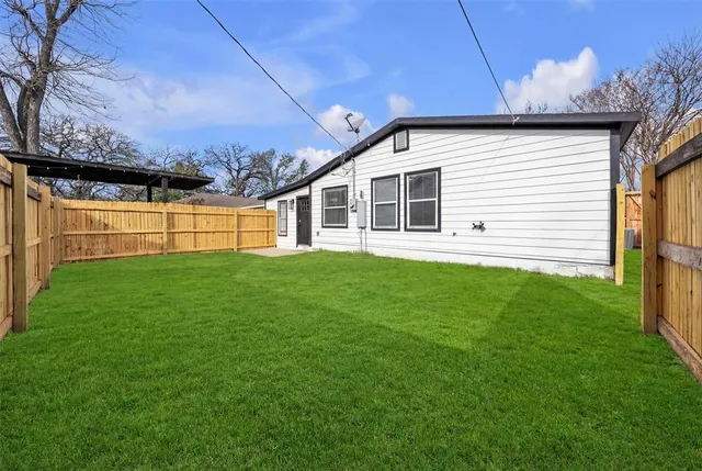 a view of a house with a backyard