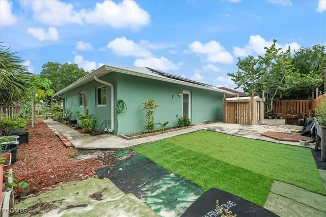a view of a house with backyard and garden