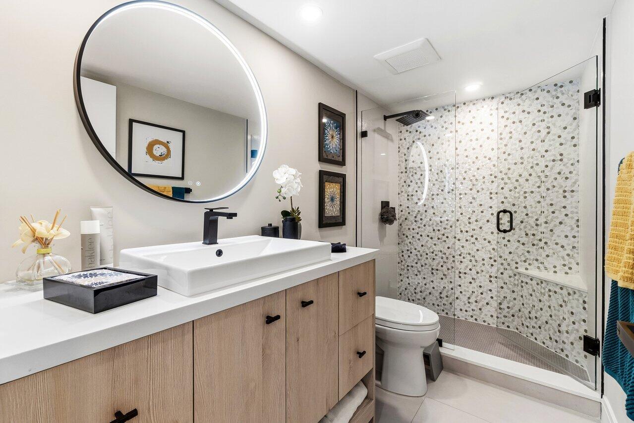 4001 North Ocean Boulevard, Unit 907 Boca Raton, FL 33431 - Photo 20 of 58 GUEST BATHROOM