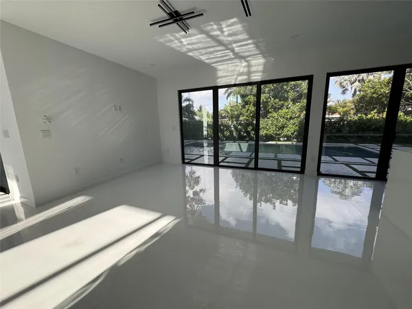 $2,880,000 | 5001 Northeast 27th Avenue, Lighthouse Point, FL 33064