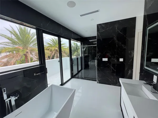 $2,880,000 | 5001 Northeast 27th Avenue, Lighthouse Point, FL 33064