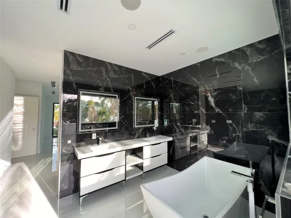 $2,880,000 | 5001 Northeast 27th Avenue, Lighthouse Point, FL 33064