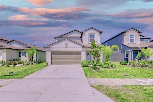 a view of a back yard