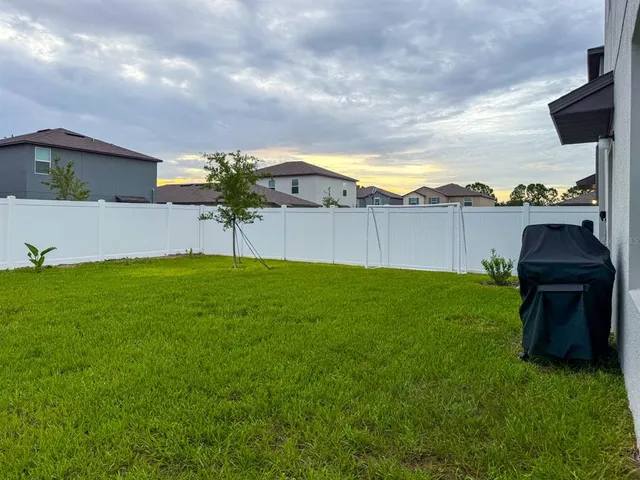 a view of a back yard