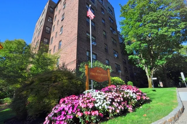 a view of a multi story building