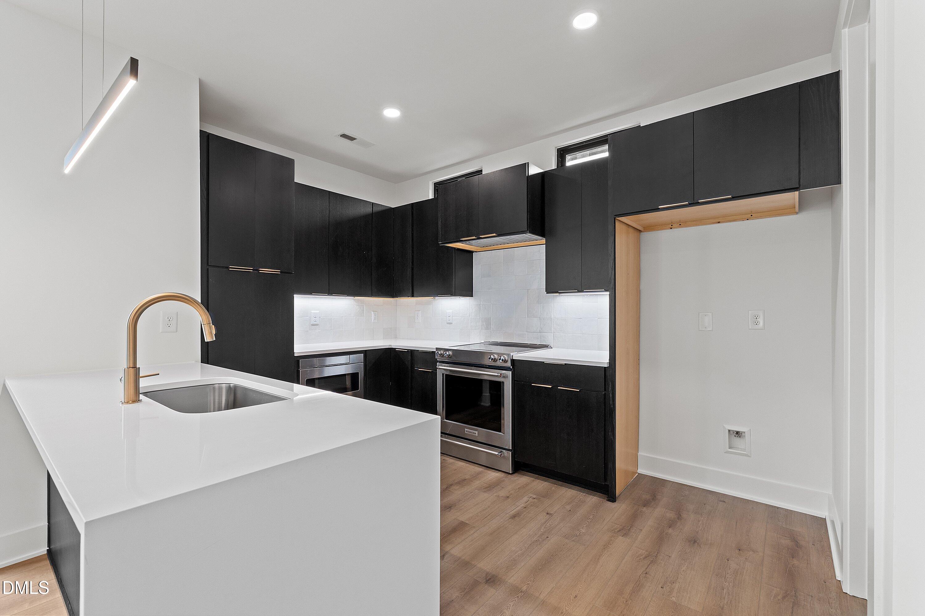 512 Gordon Street, Unit 305 Durham, NC 27701 - Photo 5 of 28 04-512 Gordon St, 305_0927