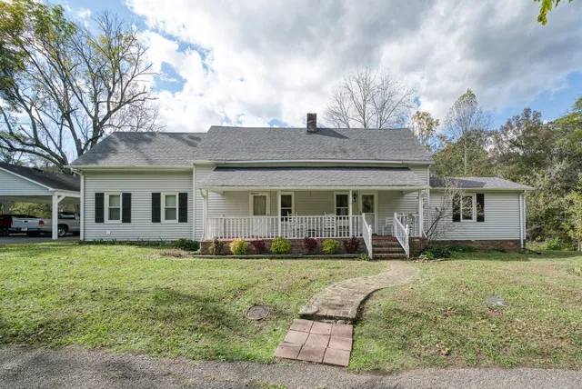 a view of a house with a yard