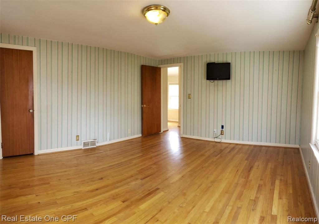 1325 Torrey Road Grosse Pointe Woods, MI 48236 - Photo 17 of 38
