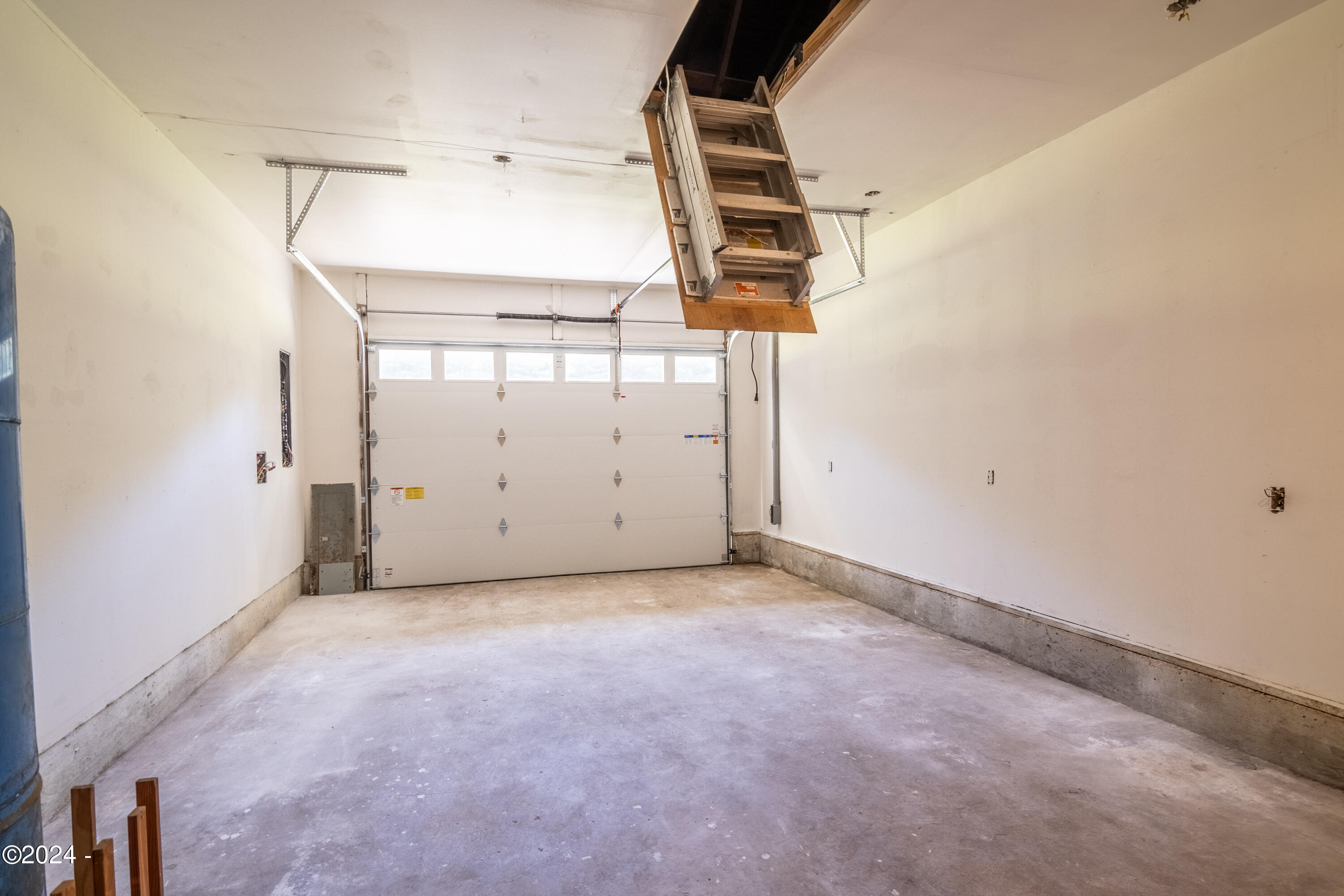 909 Christiansen Road Toledo, OR 97391 - Photo 43 of 43 Garage