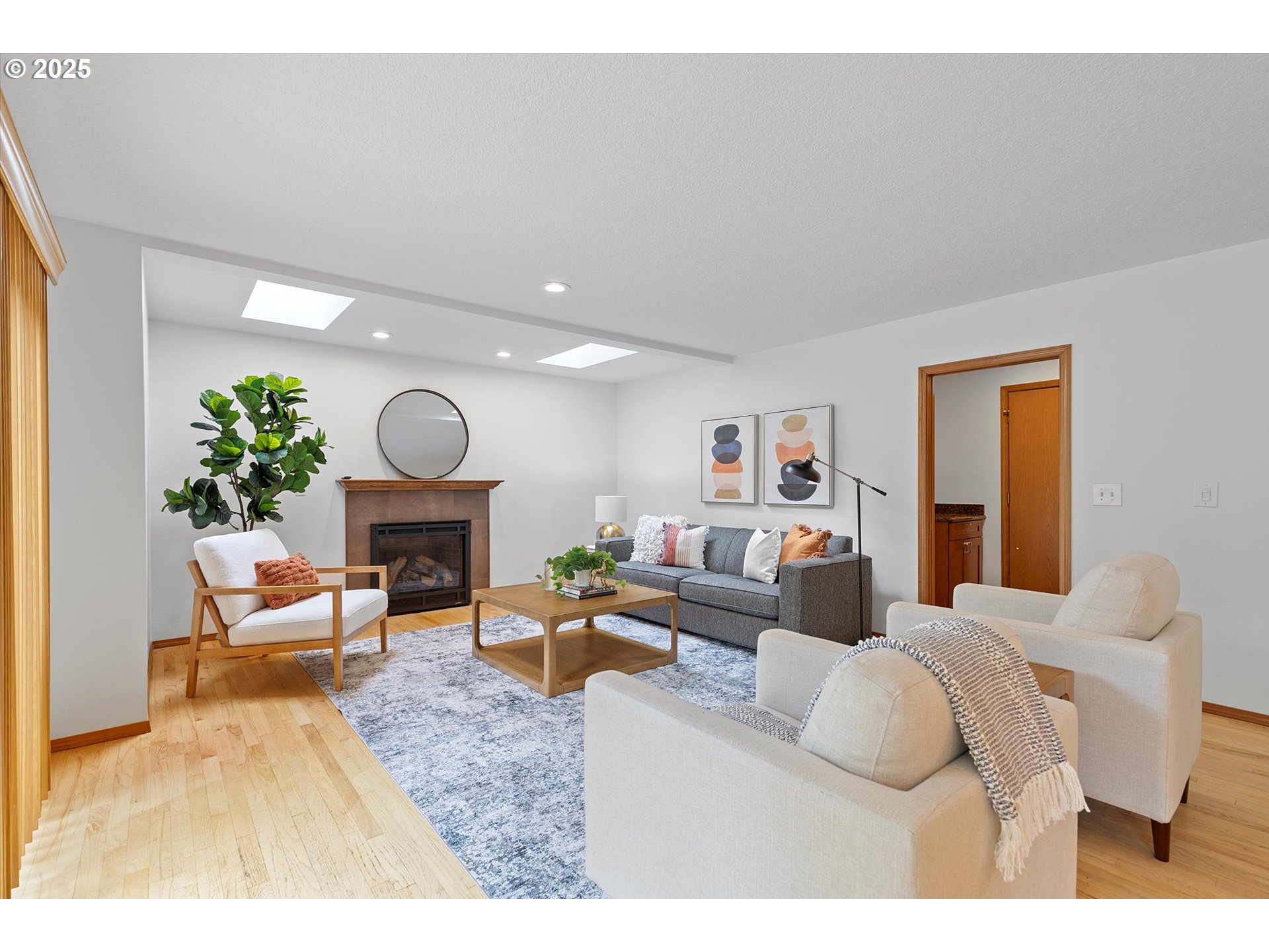 3475 Upper Drive Lake Oswego, OR 97035 - Photo 11 of 44 a living room with furniture