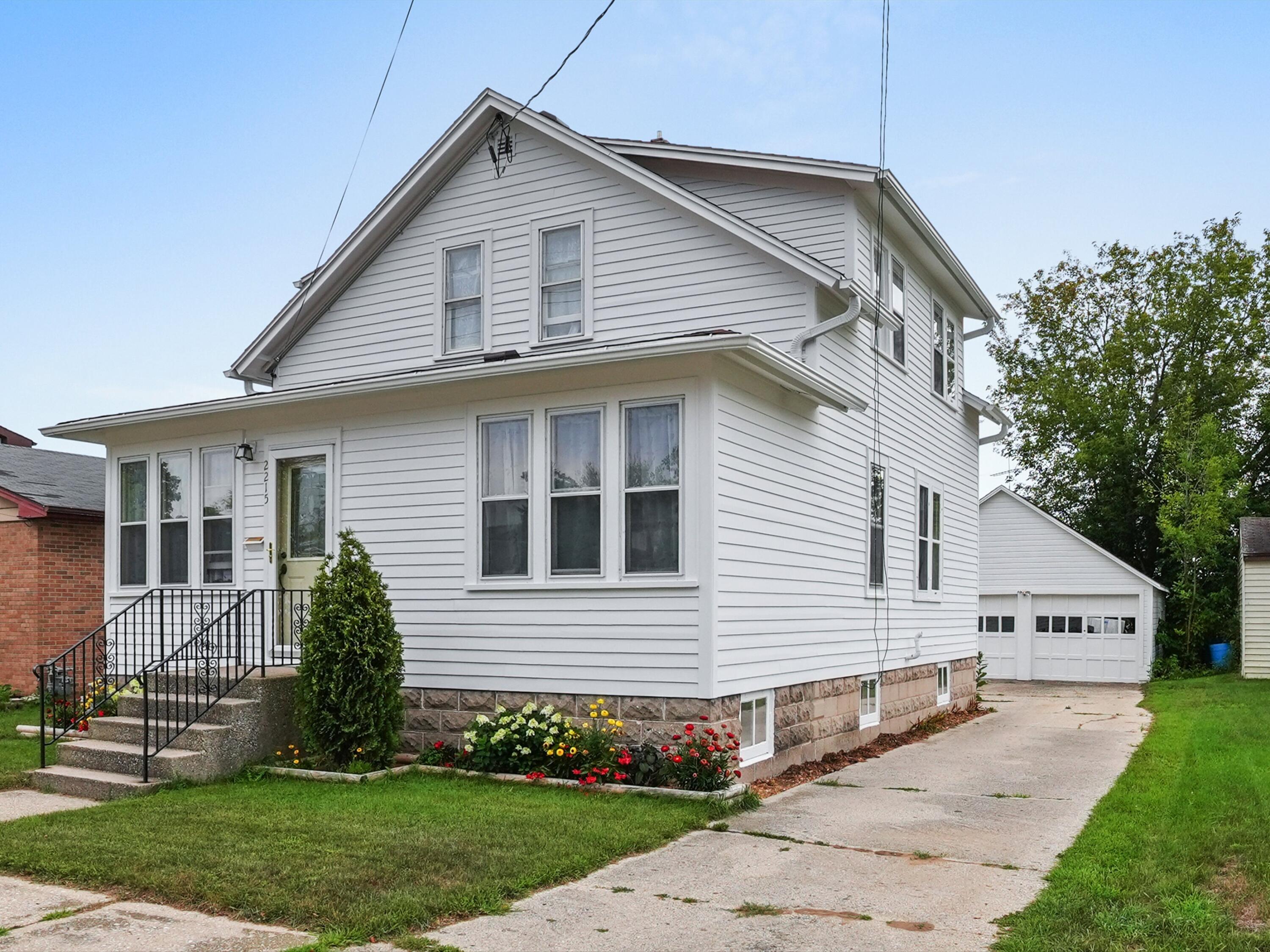 2215 11th Street Two Rivers, WI 54241 - Photo 2 of 27 23-DSC07238