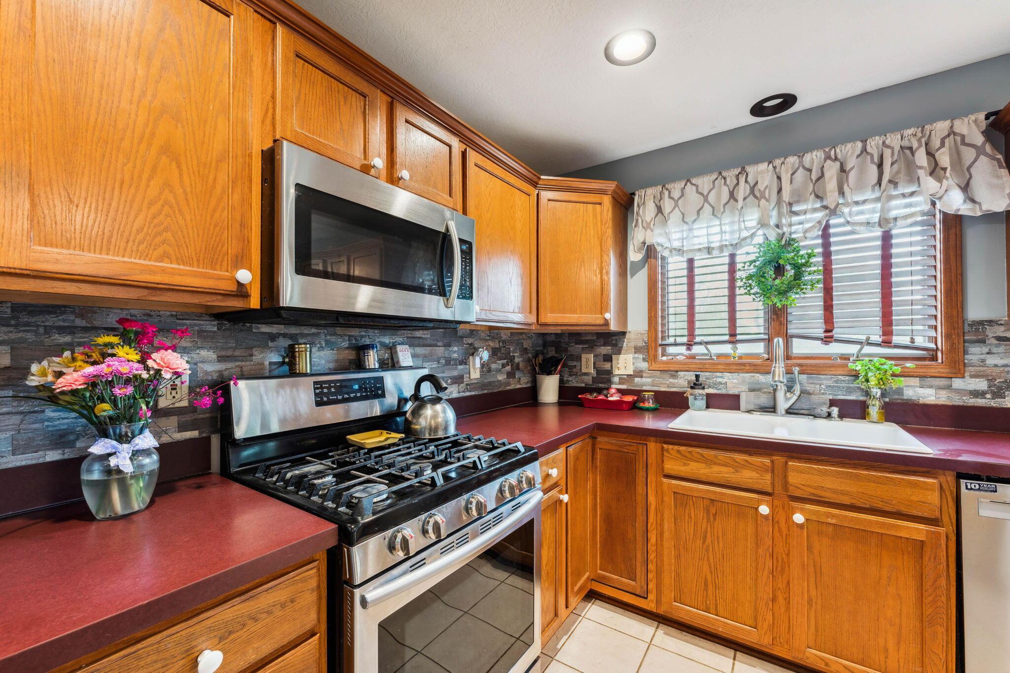 51 Roland Court Pataskala, OH 43062 - Photo 17 of 55 Large Kitchen