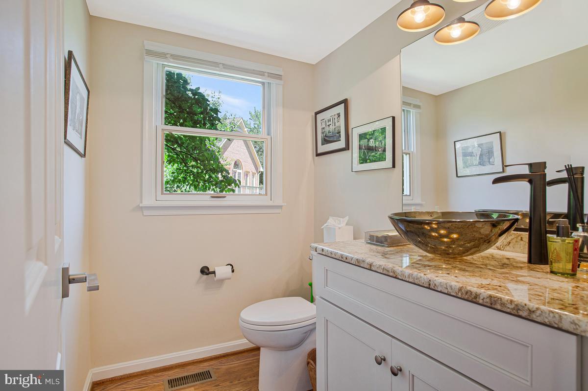 980 South River Landing Road Edgewater, MD 21037 - Photo 27 of 76 Main Level Half Bath