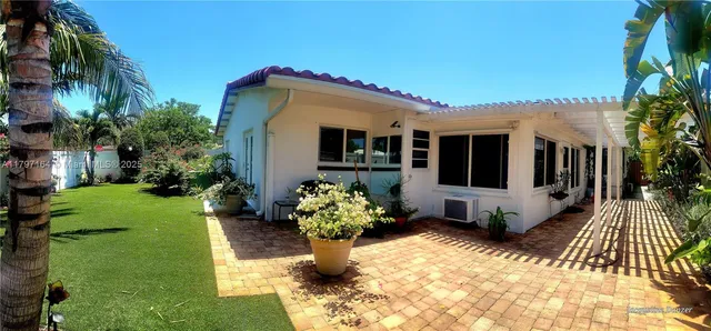 a view of a house with a yard