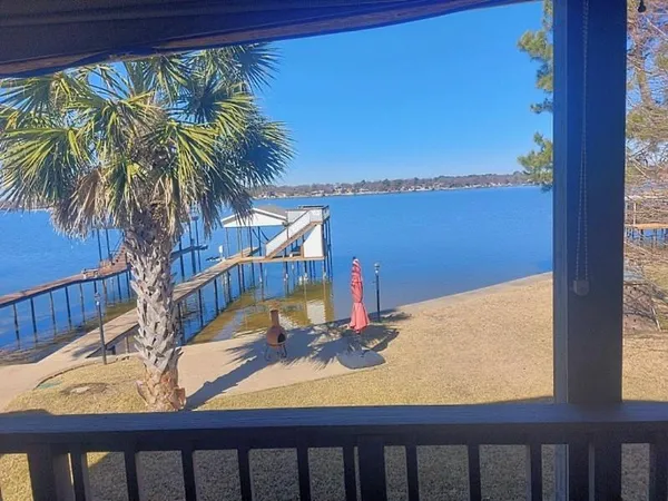 $675,000 | 201 Oak Acrs Drive East, Malakoff, TX 75148