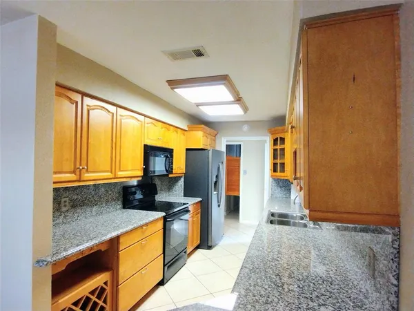 $675,000 | 201 Oak Acrs Drive East, Malakoff, TX 75148