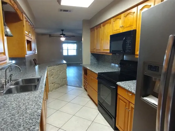 $675,000 | 201 Oak Acrs Drive East, Malakoff, TX 75148