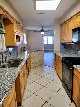 $675,000 | 201 Oak Acrs Drive East, Malakoff, TX 75148