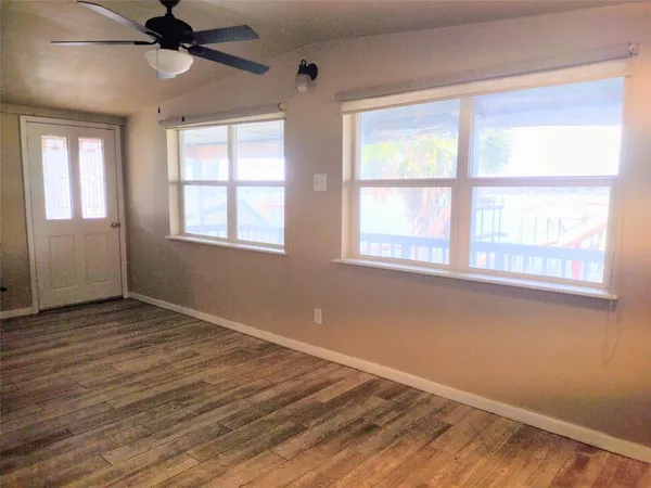 $675,000 | 201 Oak Acrs Drive East, Malakoff, TX 75148