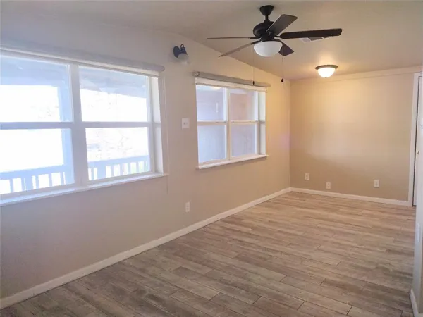 $675,000 | 201 Oak Acrs Drive East, Malakoff, TX 75148