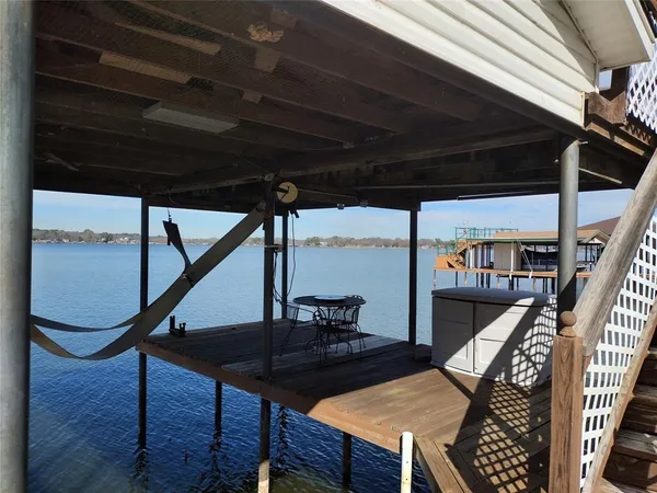 $675,000 | 201 Oak Acrs Drive East, Malakoff, TX 75148