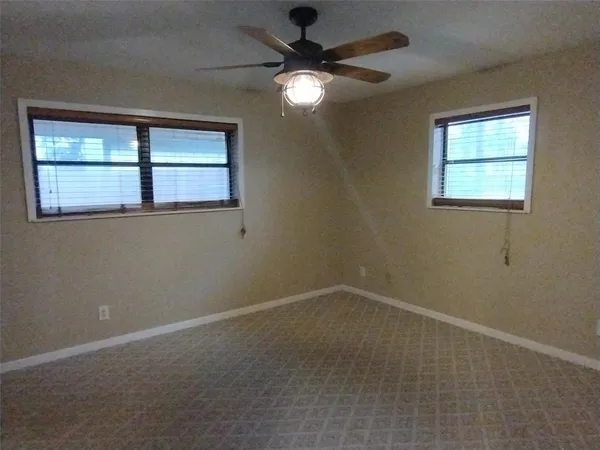 $675,000 | 201 Oak Acrs Drive East, Malakoff, TX 75148