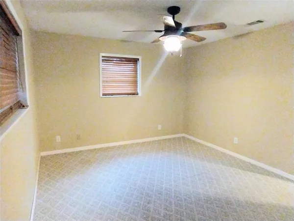 $675,000 | 201 Oak Acrs Drive East, Malakoff, TX 75148
