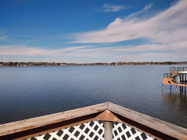 $675,000 | 201 Oak Acrs Drive East, Malakoff, TX 75148