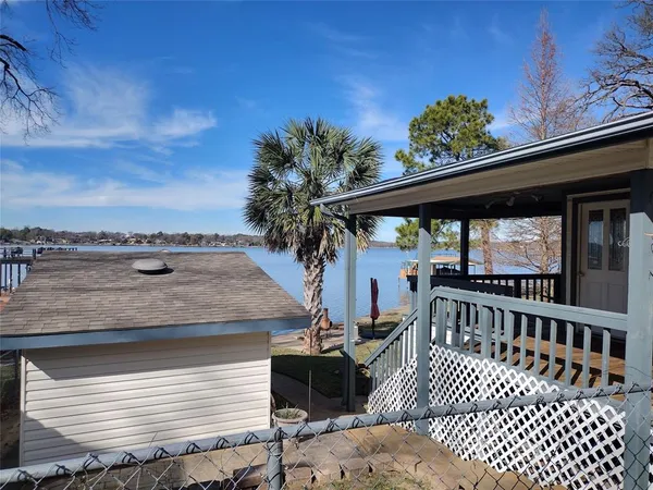 $675,000 | 201 Oak Acrs Drive East, Malakoff, TX 75148