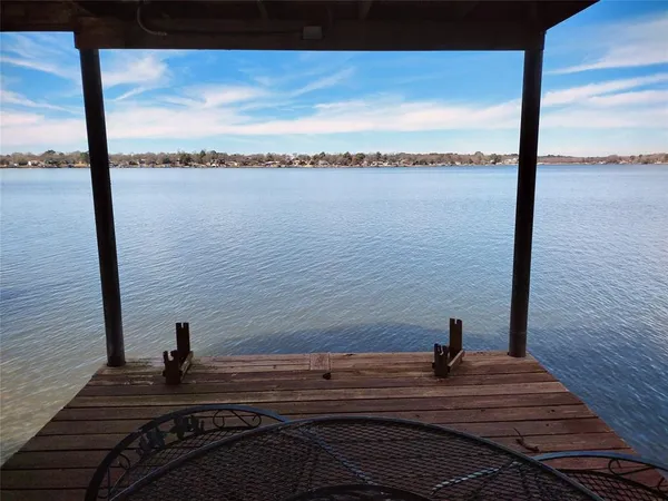 $675,000 | 201 Oak Acrs Drive East, Malakoff, TX 75148