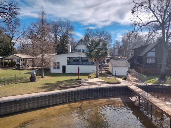 $675,000 | 201 Oak Acrs Drive East, Malakoff, TX 75148