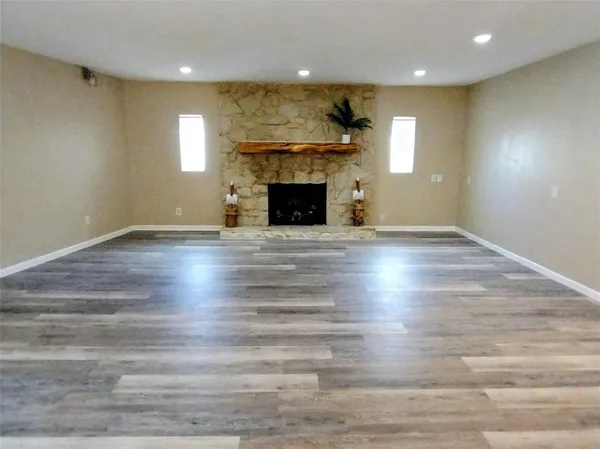 $675,000 | 201 Oak Acrs Drive East, Malakoff, TX 75148