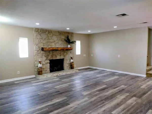 $675,000 | 201 Oak Acrs Drive East, Malakoff, TX 75148