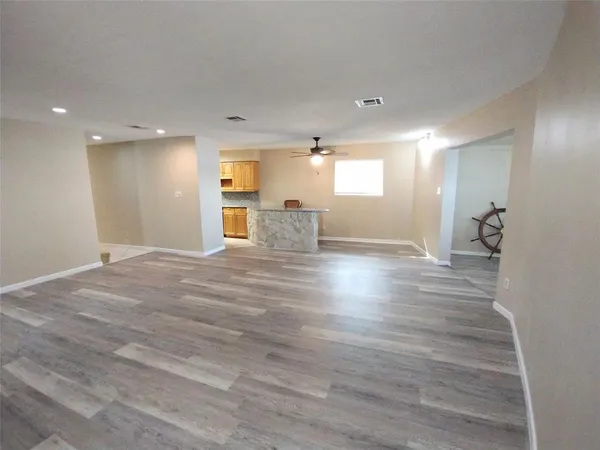 $675,000 | 201 Oak Acrs Drive East, Malakoff, TX 75148