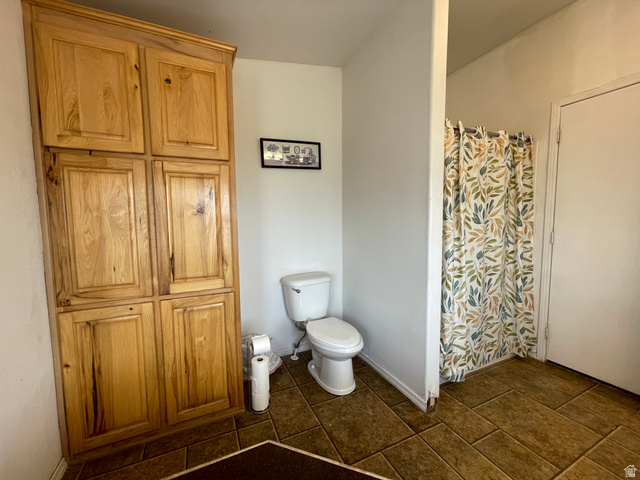 240 Horseshoe Bend Road Vernal, UT 84078 - Photo 17 of 41 Primary bathroom