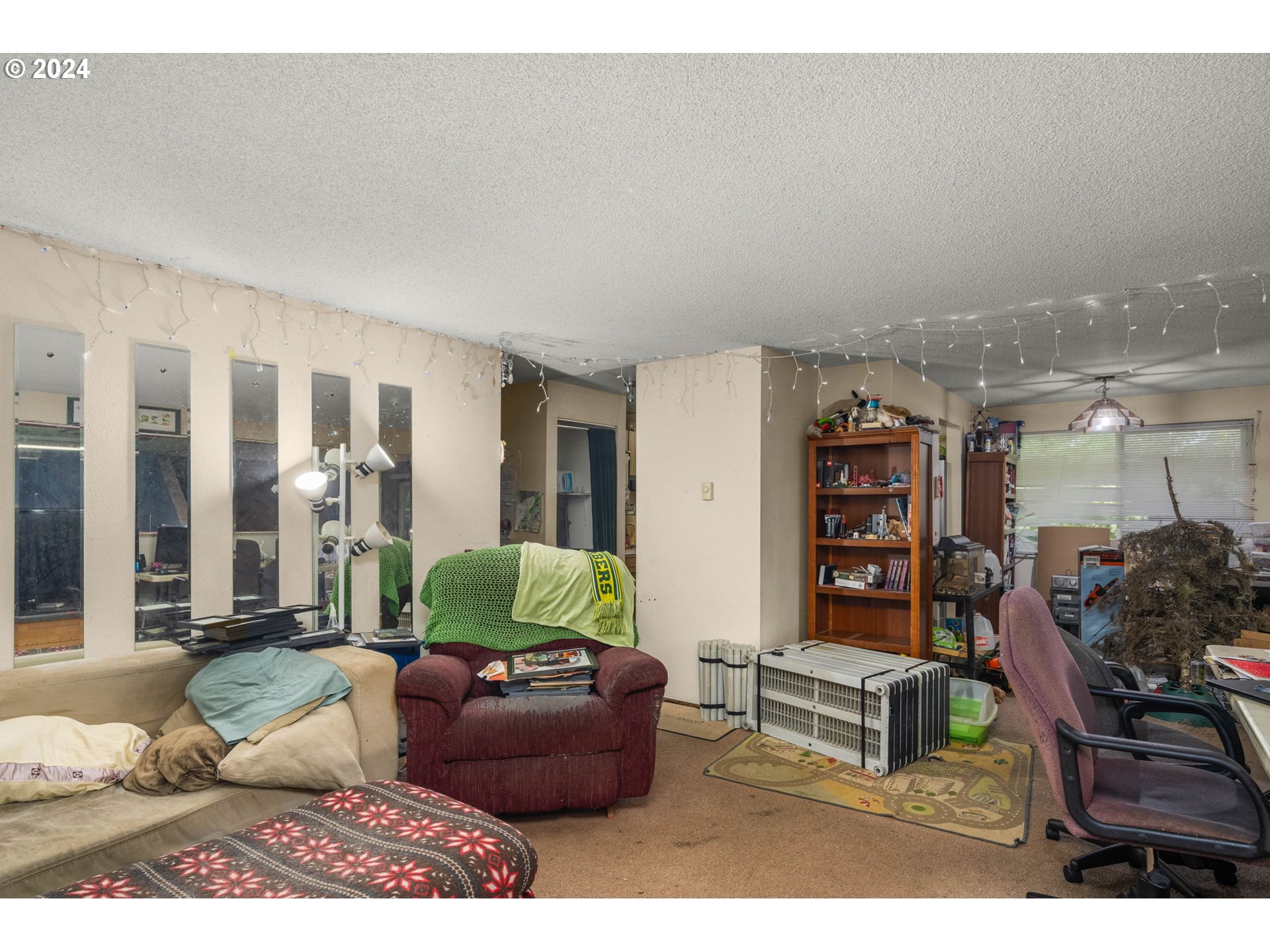 3033 Southeast Condor Avenue Gresham, OR 97080 - Photo 2 of 14 a living room with furniture and a potted plant