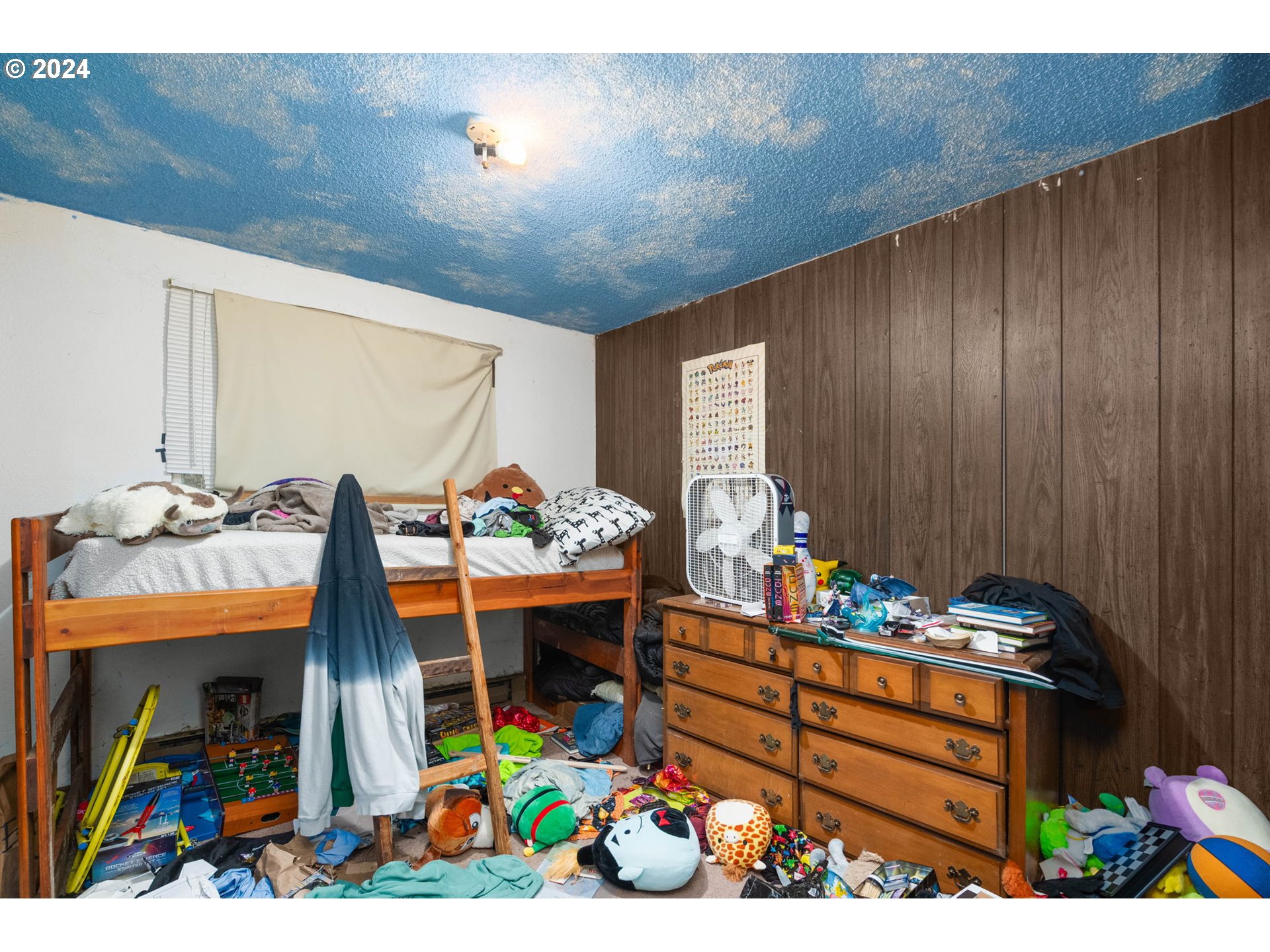 3033 Southeast Condor Avenue Gresham, OR 97080 - Photo 10 of 14 a room with toys and flowers