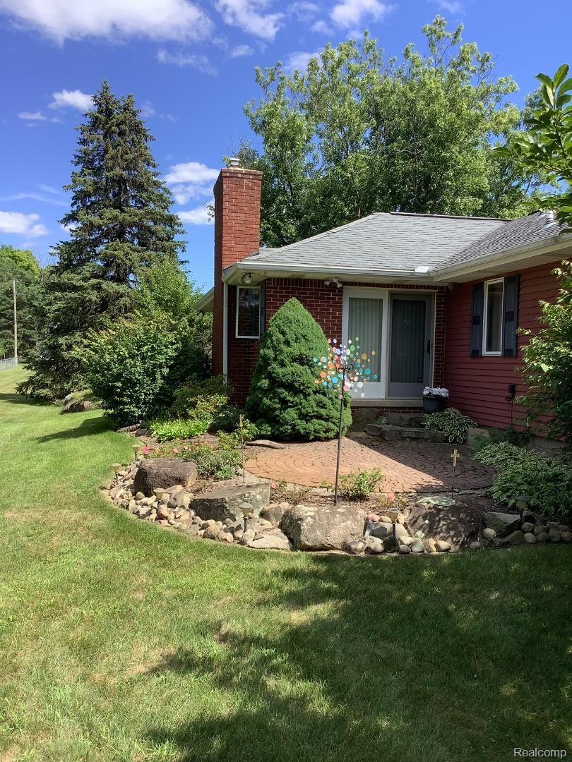 490 Sanders Road Oxford, MI 48371 - Photo 11 of 58 2nd brick patio off great room