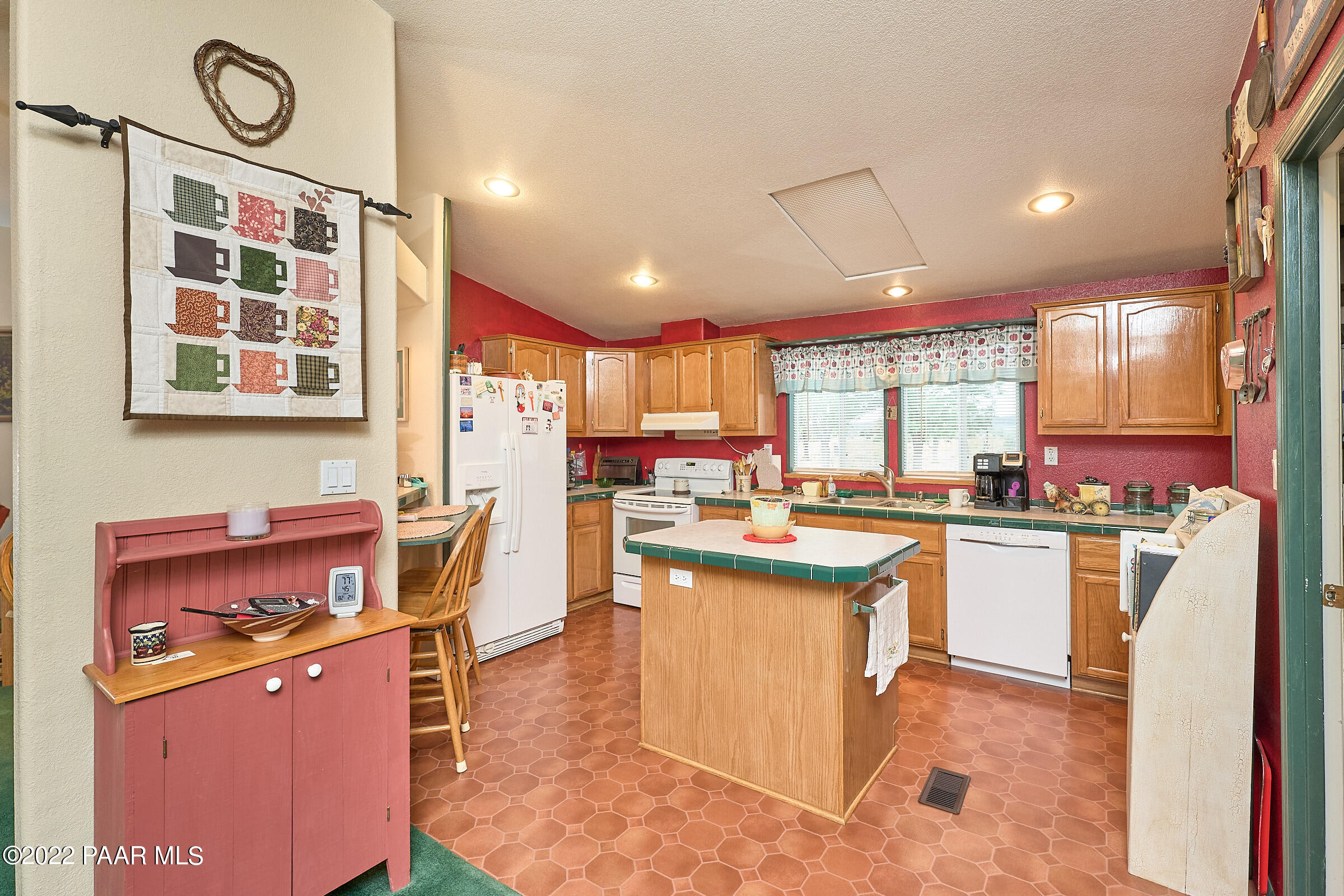21355 Juniper Ridge Road Paulden, AZ 86334 - Photo 5 of 25 Kitchen with island