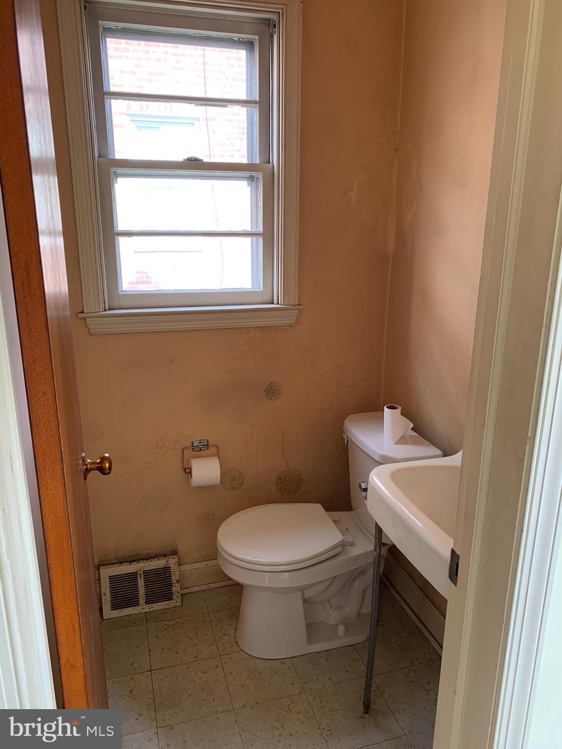 714 Stanbridge Road Drexel Hill, PA 19026 - Photo 4 of 24 Powder Room in Foyer