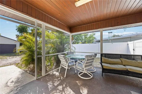 a view of a backyard