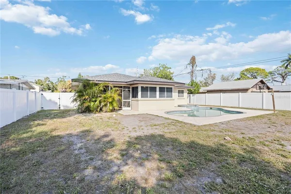 a view of back yard of the house