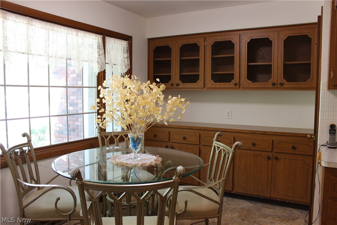 943 Roland Road Lyndhurst, OH 44124 - Photo 8 of 17 Kitchen eating area with natural light