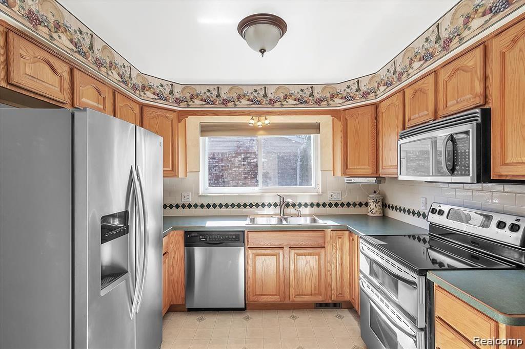 44136 Brandywyne Road Canton, MI 48187 - Photo 11 of 33 16-44136-Brandywyne-Rd-WindowStill-Real-Estate-Photography-16.jpg
