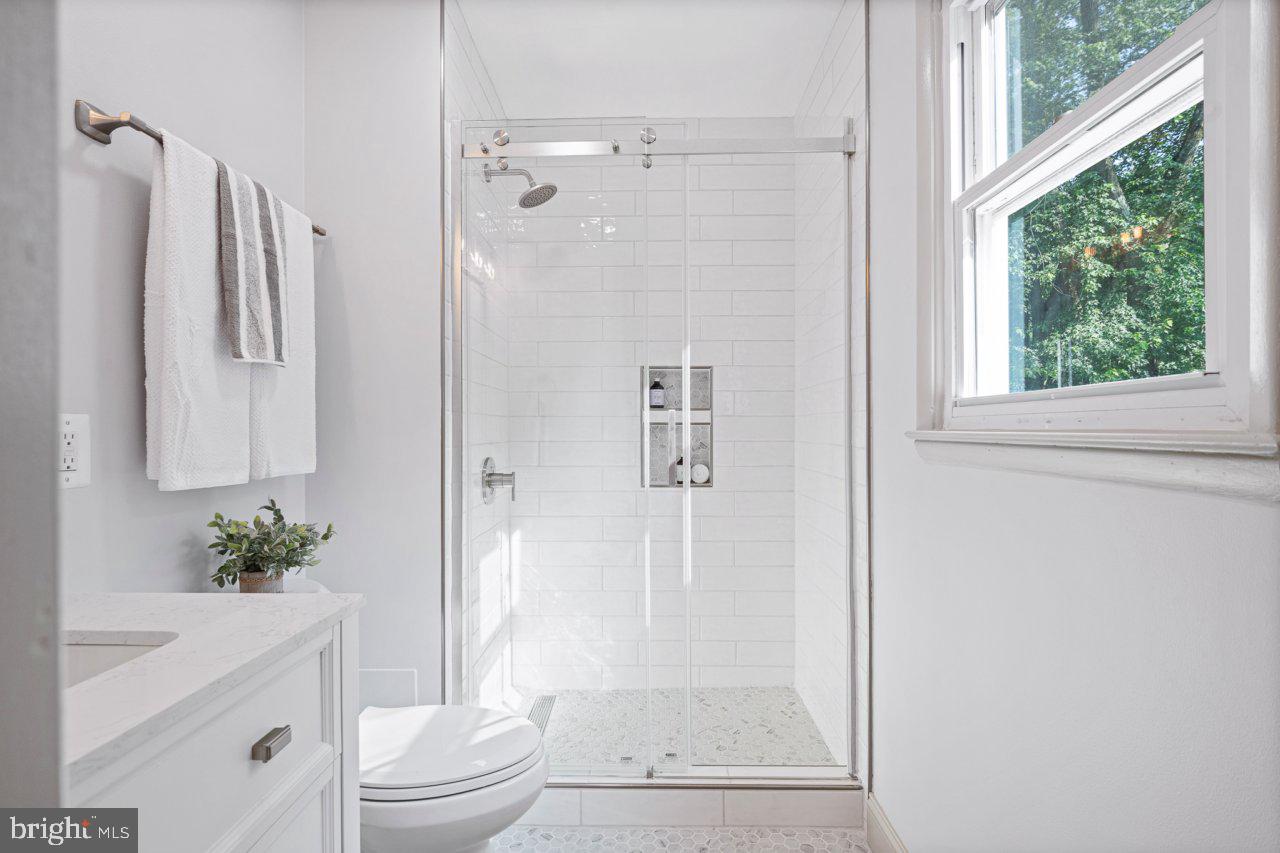 4702 Parkvale Road Ellicott City, MD 21043 - Photo 26 of 39 Primary Bath