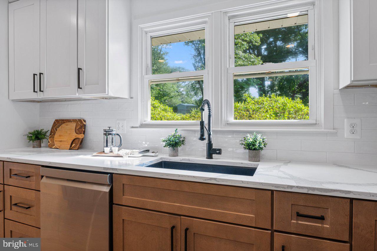 4702 Parkvale Road Ellicott City, MD 21043 - Photo 8 of 39 Gallery Image 8